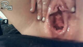 Ź�泛的业余猫需要一个大的假阳具