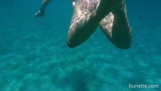 שחייה עם התחת שלי לחבר את האוקיינוס