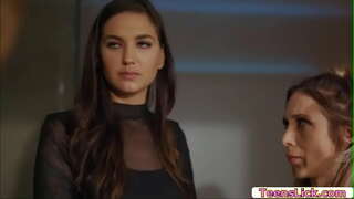 Charlotte Stokely nyugemakeun kaperluan nya jeung manéhna komo mantuan Silvia Saige