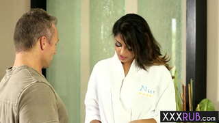 Sexy babe Sofiya Leone qalxıb diz və проглотила üzvü, sonra masaj