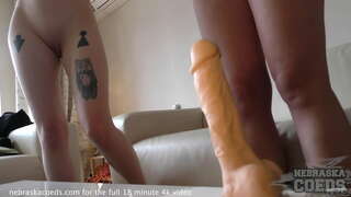 المقالب الفتيات تحاول مختلفة قضبان اصطناعية لمعرفة كيف كبير هو كبير جدا