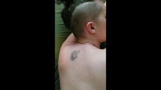 Kuck op wéi eng Amateurfreundin hiren Arsch an hir Muschi ëmmer nees füllt