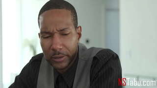 Ebony Stepdaughter ចប៉ាដើម្បីព្យាបាលរបស់នាងដូចស្ត្រីមួយ