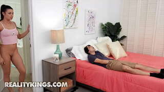 ���ារពិតស្ដេច-RK យករដ្ឋម-ង្ហារ៉ុក្កែត,Ricky ស្ប៉ាញ-ស្អិតកៅអី