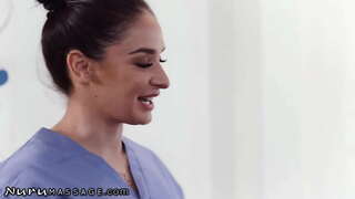 ���ាត់ស្រឡាញ់ការចូលរួមក្មេងស្រី ២ ក្នុងអំឡុងម៉ាស្សា