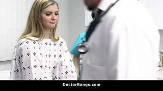 Perv డాక్టర్ ఇస్తుంది. ప్రత్యామ్నాయ చికిత్స రోగి తన