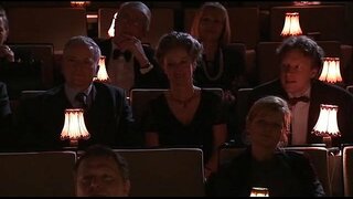 Celia Jones-Lesbietes-Raupja parādīt ar pudeli un baseballbat