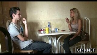 صبي يجلس ويحدق