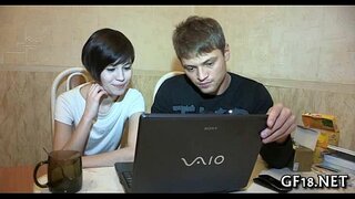 Симпатична бебе widens нозе