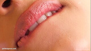 Lena yenza herself ngaphandle yi-masturbating kunye fingers kwaye dildo e ndinike Pink