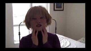 Зан надевает женскую никоб ва мебозад, ки бо дилдо