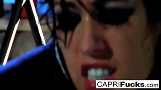 Ragazza bruna viene sbattuto