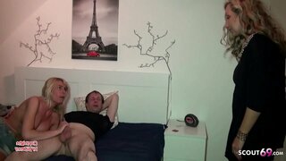 Horny MILF kun Mega Paruoj kaptita via plej bona amiko kiam faranta ekstere kaj turnas al Trio pri paroli