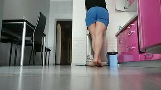 ���ດັກຫຼີ້ນກ່ຽວກັບເຮືອນຄົວ. ຫຼາຍ horny ແລະຊຸ່ມກັນ