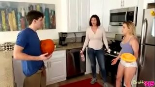 Schleichen mit Stiefschwester, während Mama tut labore home