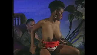 בחור שחור מלקק כוס שעיר בייב הובנה ו מזיין אותה בתנוחת כלב על כיסא.